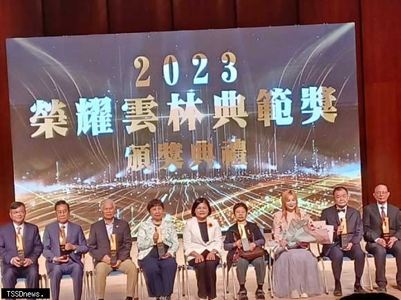 雲林縣長張麗善連任周年暨榮耀雲林典範頒獎，張縣長與八位受獎者合照，並介紹縣政成果。（記者劉春生攝）