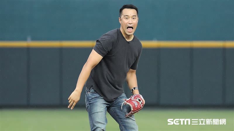 影星張孝全受邀替樂天桃猿開球。（圖／記者劉彥池攝影）