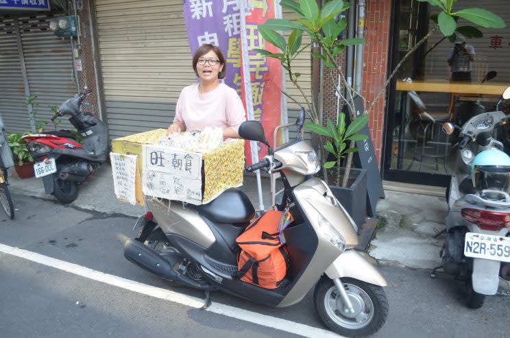 葉雅婷的早餐機車後面有個小吧台。