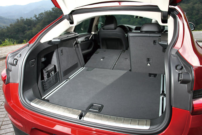 搭載40/20/40分離可傾倒後座椅背，使後廂載物空間需求從原有的525公升擴充至1430公升。 版權所有/汽車視界