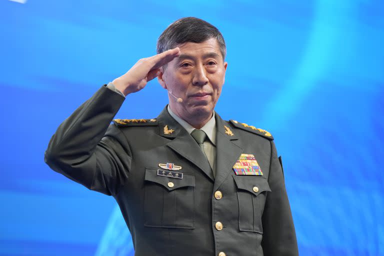 El ministro chino de Defensa, Li Shangfu, saluda antes de un discurso en el último día del 20mo Instituto Internacional para Estudios Estratégicos o Diálogo de Shangri-La, el foro anual de defensa y seguridad en Asia, en Singapur, el domingo 4 de junio de 2023. (AP Foto/Vincent Thian)