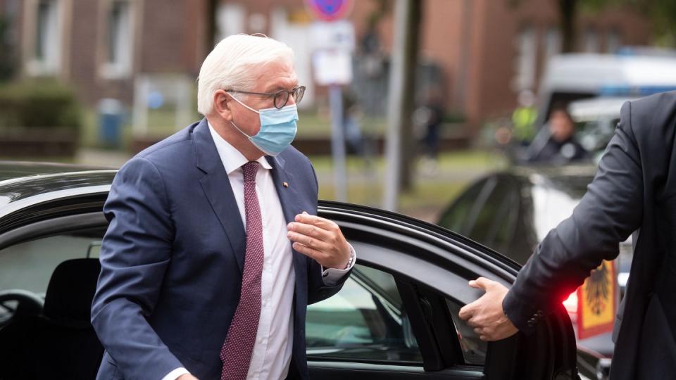 Bundespräsident Frank-Walter Steinmeier hat sich wegen einer Corona-Infektion in seinem Umfeld in Quarantäne begeben.