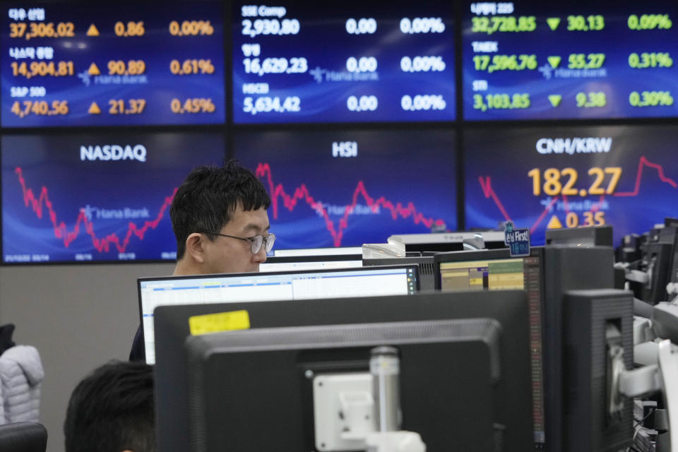 A currency trader watches monitors at the foreign exchange dealing room of the KEB Hana Bank headquarters in Seoul, South Korea, Tuesday, Dec. 19, 2023. Asian shares were mixed Tuesday after a seven-week winning streak on Wall Street cooled. (AP Photo/Ahn Young-joon)