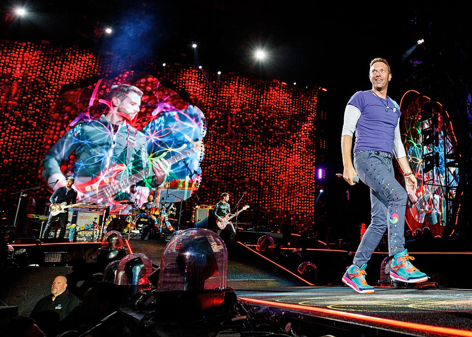 VANCOUVER, BC - SEPTEMBER 29:  Chris Martin of Coldplay performs on stage at BC Place on September 29, 2017 in Vancouver, Canada.  (Photo by Andrew Chin/Getty Images)