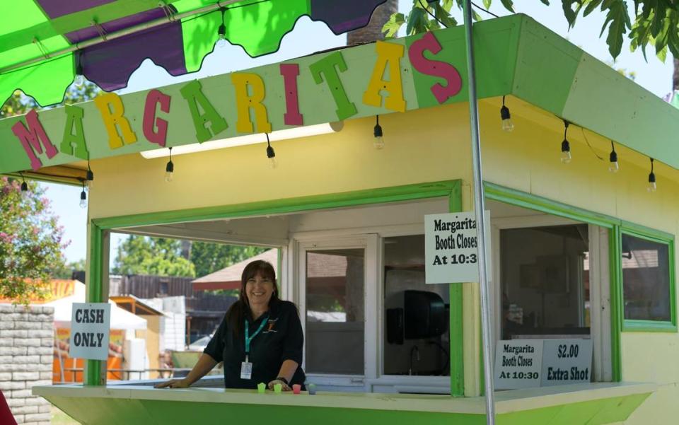 Suzanne Dias, miembro del personal de la Feria del Condado de Stanislaus, trabaja en el puesto de margaritas.