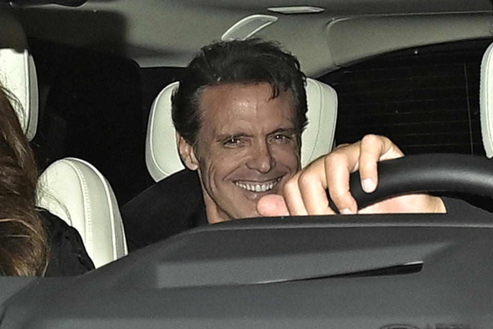 En la imagen, Luis Miguel sale de la casa de Paloma Cuevas en el coche con Raúl González Blanco y Mamen Sanz después de celebrar su cumpleaños rodeado de amigos, el 19 de abril de 2023, en Madrid, España. (Foto de José Velasco/Europa Press vía Getty Images)