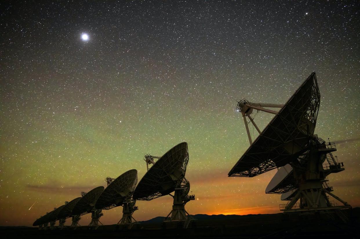 Observatorio Very Large Array (VLA), en Nuevo México (EE. UU.). <a href="https://public.nrao.edu/gallery/vla-dishes-airglow/" rel="nofollow noopener" target="_blank" data-ylk="slk:Bettymaya Foott, NRAO/AUI/NSF;elm:context_link;itc:0;sec:content-canvas" class="link ">Bettymaya Foott, NRAO/AUI/NSF</a>, <a href="http://creativecommons.org/licenses/by/4.0/" rel="nofollow noopener" target="_blank" data-ylk="slk:CC BY;elm:context_link;itc:0;sec:content-canvas" class="link ">CC BY</a>