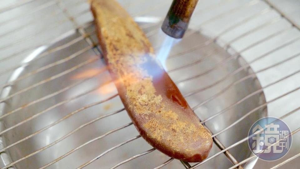 以瓦斯噴槍炙燒烏魚子表面可確保外皮香脆、內裡不過熟。