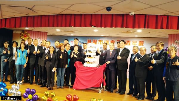 議長蔡旺璉、副議長林沛祥與市長林右昌及各界貴賓一起切下蛋糕，共同慶祝基隆市議會七十歲的生日。（記者王世明攝）