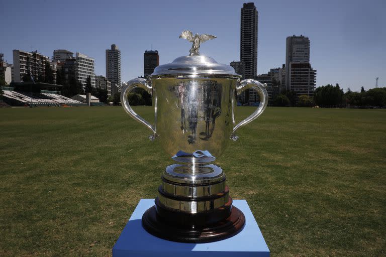 The Championship Cup, el trofeo de polo más ambicionado del planeta; fue hurtado, se hizo una réplica, fue recuperado, desapareció uno de los dos ejemplares y no se sabe si el actual es el original o la copia.