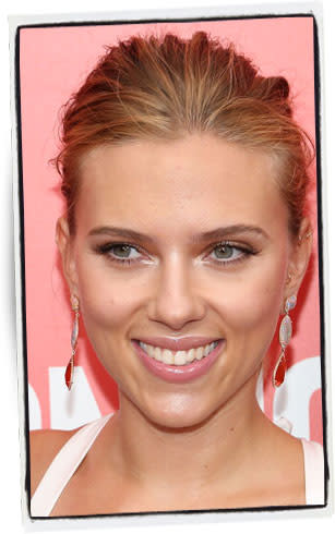 Scarlett Johansson se anima a la tendencia de manera sutil. - Foto: Rob Kim │ Getty Images 