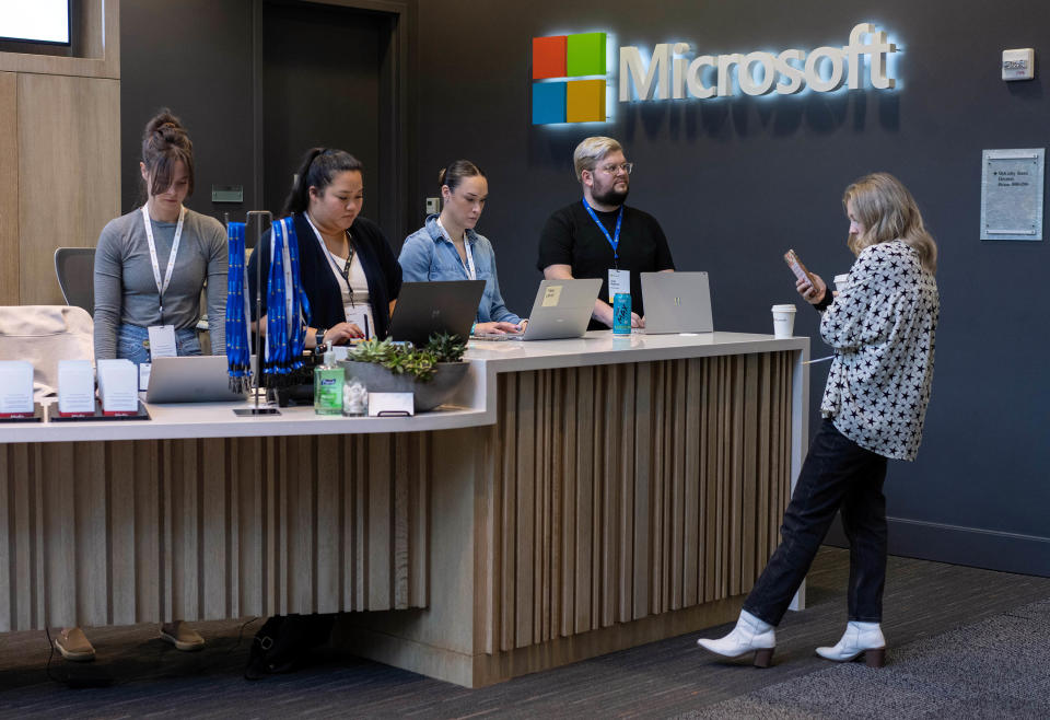 Miembros del equipo de Microsoft en el campus de Microsoft en Redmond, Washington, el martes 7 de febrero de 2023. (Ruth Fremson/The New York Times).