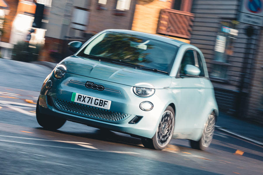 Fiat 500e turning – front quarter