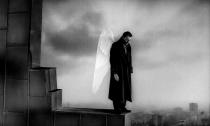 <p>Wer über die großen Klassiker des deutschen Kinos spricht, kommt unmöglich an dem Film von Wim Wenders vorbei. Bruno Ganz als Engel schreitet durch Berlin, begleitet von Peter Handkes Gedicht ‘Lied vom Kindsein’. (Foto: ddp) </p>