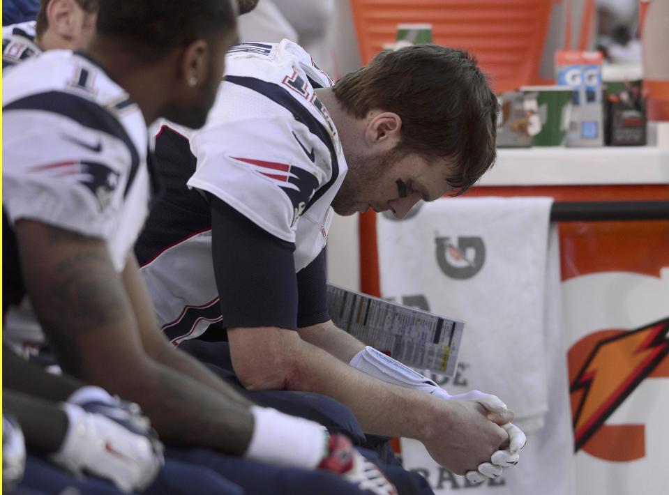 New England Patriots quarterback Tom Brady sits on the bench in the final minutes of the fourth quarter against the Denver Broncos in the NFL's AFC Championship football game in Denver, January 19, 2014. REUTERS/Mark Leffingwell (UNITED STATES - Tags: SPORT FOOTBALL)