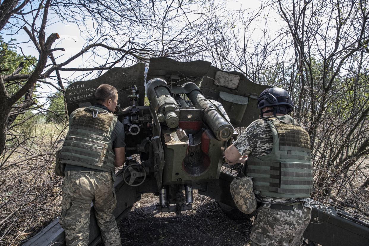 Ukrainische Soldaten bereiten ein Geschütz auf den Fronteinsatz in Cherson vor.  - Copyright: Metin Aktas/Anadolu Agency via Getty Images