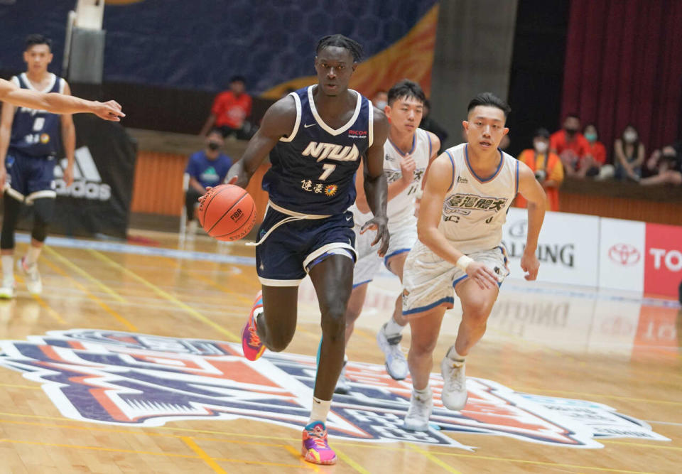 臺灣藝大阿拉薩22分22籃板UBA個人生涯首次雙20。大會提供