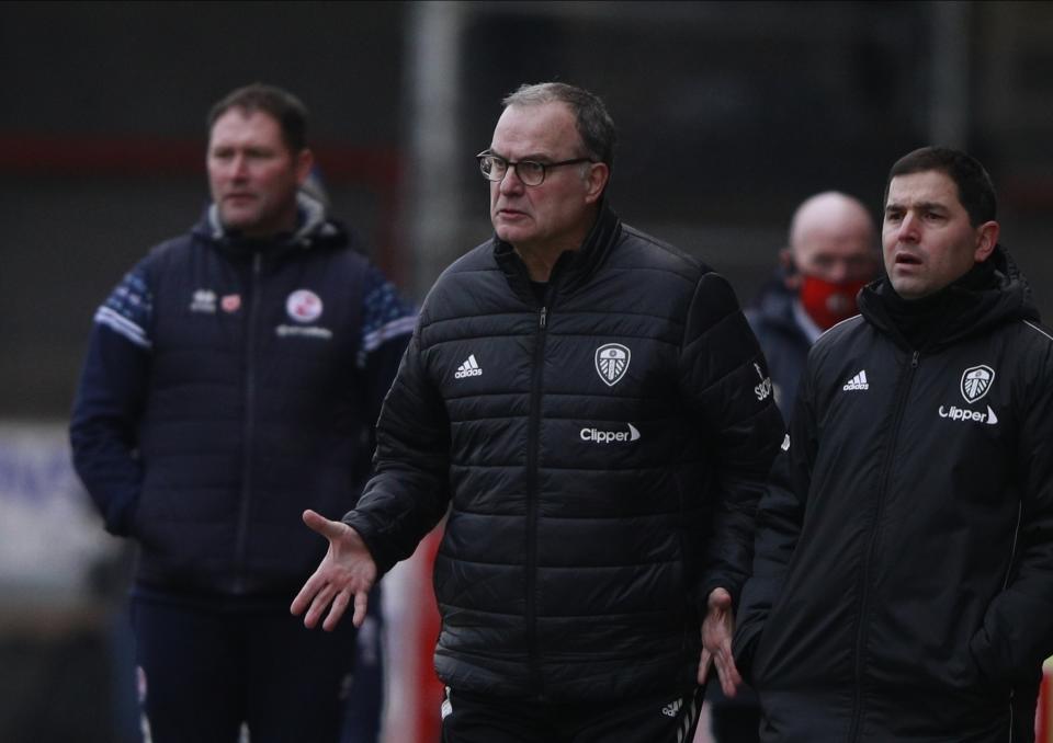 El técnico de Leeds Marcelo Bielsa durante el partido de la Copa FA contra Crawley Town por la tercera ronda en Crawley, Inglaterra, el domingo 10 de enero de 2021. (AP Foto/Ian Walton)