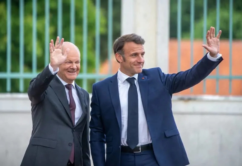 Germany's Chancellor Olaf Scholz (L) welcomes France's President Emmanuel Macron, to the Franco-German Ministerial Council in front of Schloss Meseberg, the German Government's guest house. Michael Kappeler/dpa