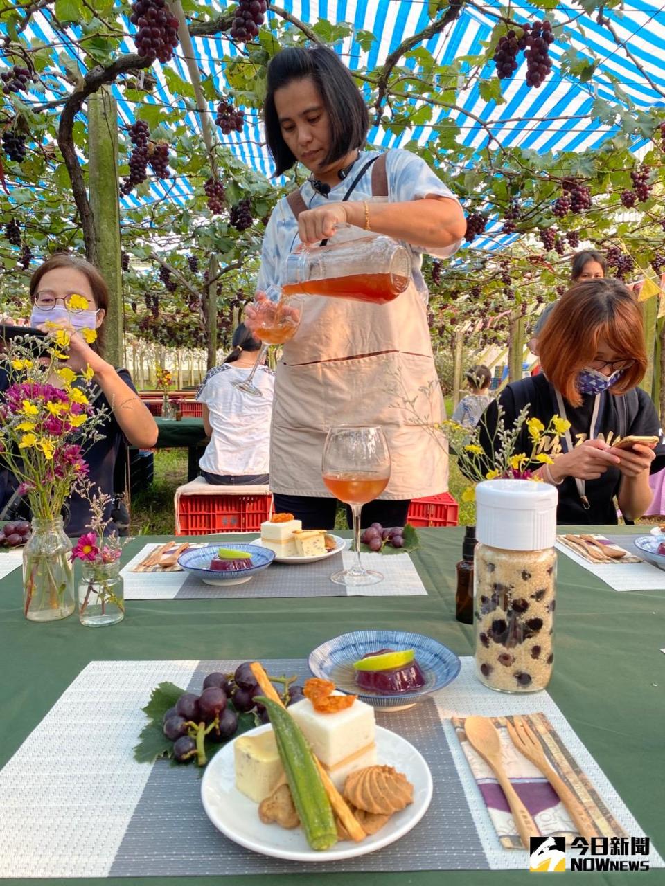 ▲在新峰農場葡萄棚下品嘗下午茶，讓人彷如置身歐洲葡萄莊園，超浪漫。（圖／記者金武鳳攝，2021.10.22)