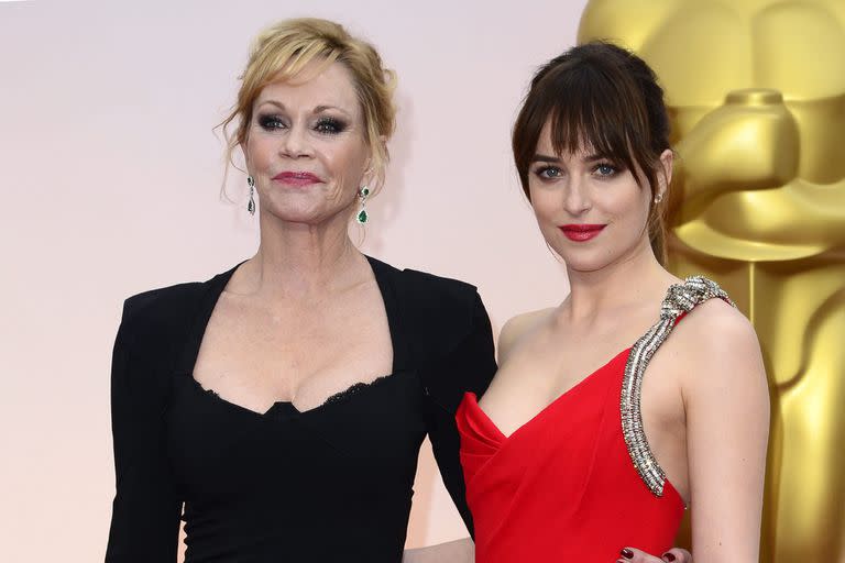 Con su hija Dakota en los premios Oscar