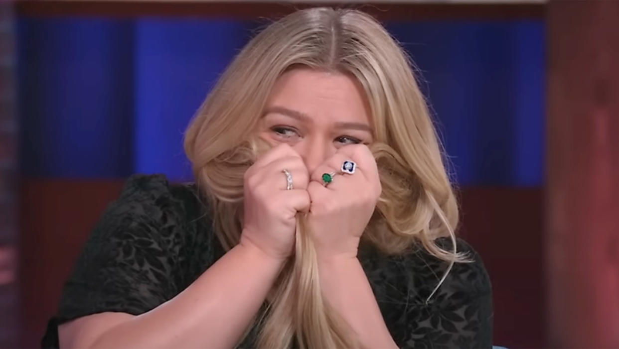 Kelly Clarkson was over the moon when she realized she could sing with Michael Bolton. (YouTube)