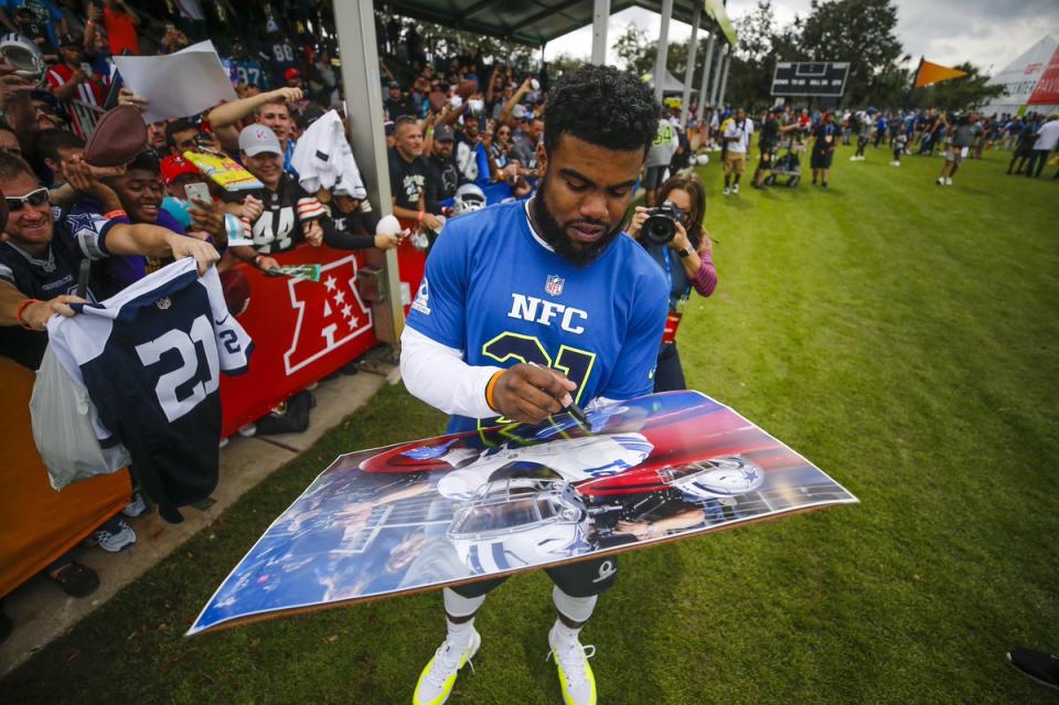 Cowboys RB Ezekiel Elliott signs autographs after Friday’s Pro Bowl practice. (Dallas Cowboys Twitter)