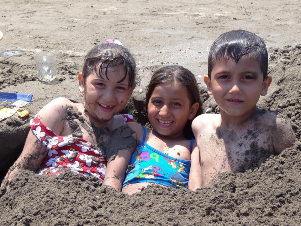 Children enjoying the sun and sand at Bandar-e Mahshahr, Iran (Wikimedia/Adam Jones)