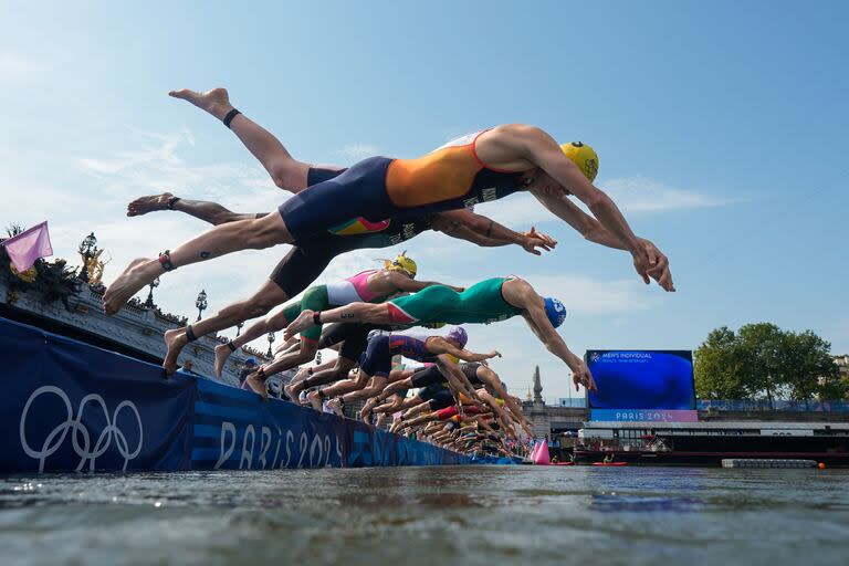 El holandés Mitch Kolkman compite en la etapa de natación en el Sena durante el triatlón individual masculino en los Juegos Olímpicos de París 2024