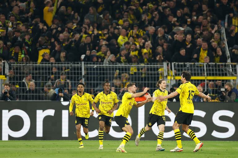 Dortmund's German forward #14 Niclas Fuellkrug (C) celebrates scoring the 3-2 goal with his team-mates during the UEFA Champions League quarter-final second leg football match between Borussia Dortmund and Atletico Madrid in Dortmund, western Germany on April 16, 2024. (Photo by Odd ANDERSEN / AFP)