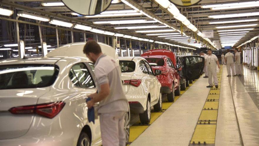 Las automotrices vienen activando paradas de planta para compensar la falta de insumos.