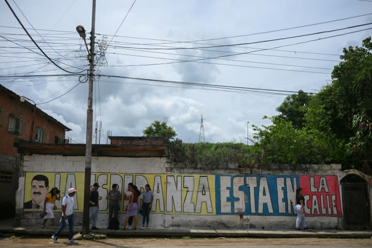 Un grupo de creyentes salen después del culto en un templo de la Iglesia Evangélica de Filadelfia en Santa Lucía, estado de Miranda, Venezuela, el 23 de junio de 2024 (Federico PARRA)