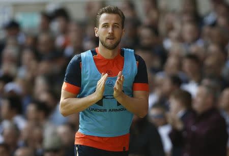 Britain Football Soccer - Tottenham Hotspur v Watford - Premier League - White Hart Lane - 8/4/17 Tottenham's Harry Kane applauds the fans as he warms up Action Images via Reuters / Paul Childs Livepic