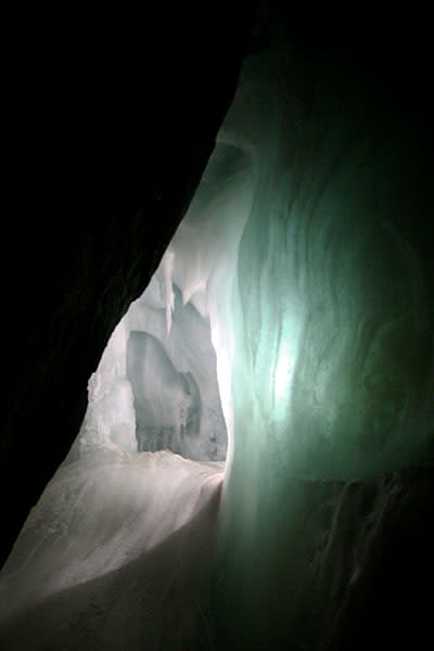 艾斯里森維爾特冰洞 (Photo by Dale Harvey, License: CC BY 2.0, Wikimedia Commons提供, 圖片來源www.flickr.com/photos/daleharvey/664733640)