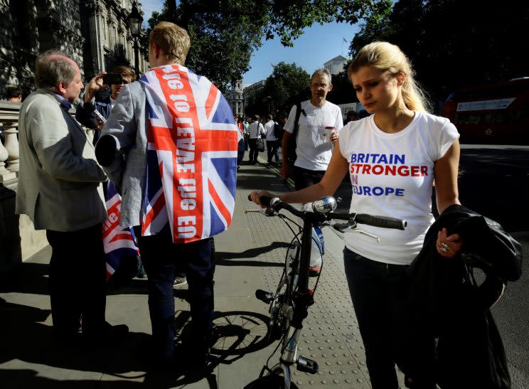 A vote remain supporter walks past a vote leave supporter outside Downing Street in London, Britain June 24, 2016 after Britain voted to leave the European Union. (REUTERS/Kevin Coombs)