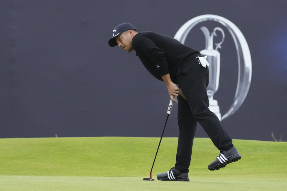 El estadounidense Xander Schauffele reacciona a su putt en el hoyo 18 en la última ronda del Abierto Británico en Royal Troon el domingo 21 de julio del 2024. (AP Foto/Jon Super)