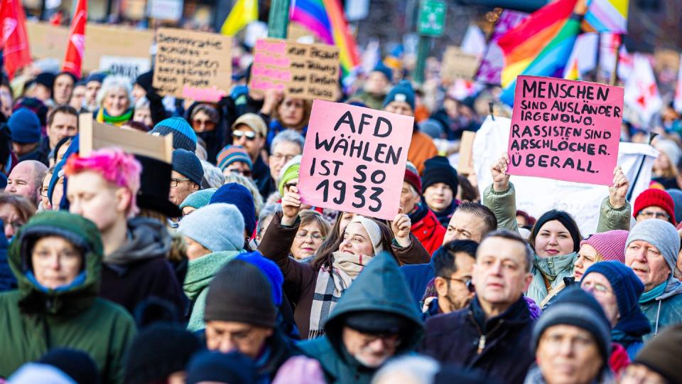 In vielen Städten gingen die Menschen auf die Straße. (Bild: dpa)