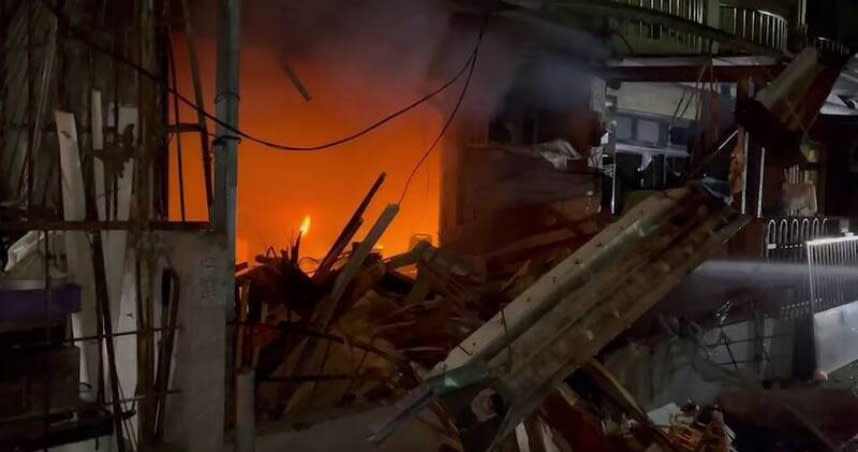 宜蘭市東港路的五大社區於日前發生嚴重氣爆，今日半夜1點多家屬表示，95歲溫姓老翁傷重不治身亡，消防則在勘驗後研判為瓦斯外洩所致。（圖／消防局提供）