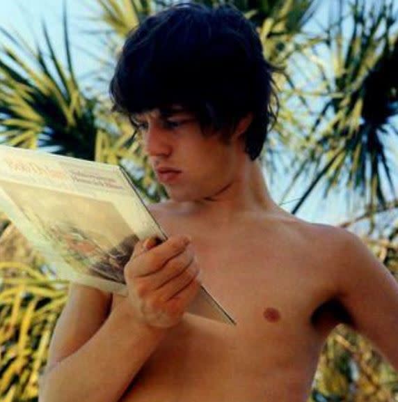 Ein Trip in die Vergangenheit wagte auch Mick Jagger. Konzentriert schaut er hier auf eine Platte: "Höre Bob Dylans 'Bringing It All Back Home' 1965", heißt es im Kommentar dazu. (Bild-Copyright: mickjagger/ Instagram)