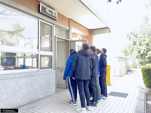 南市交通局於校園建置公車動態顯示器，讓學生搭乘公車更為便利。（記者李嘉祥攝）