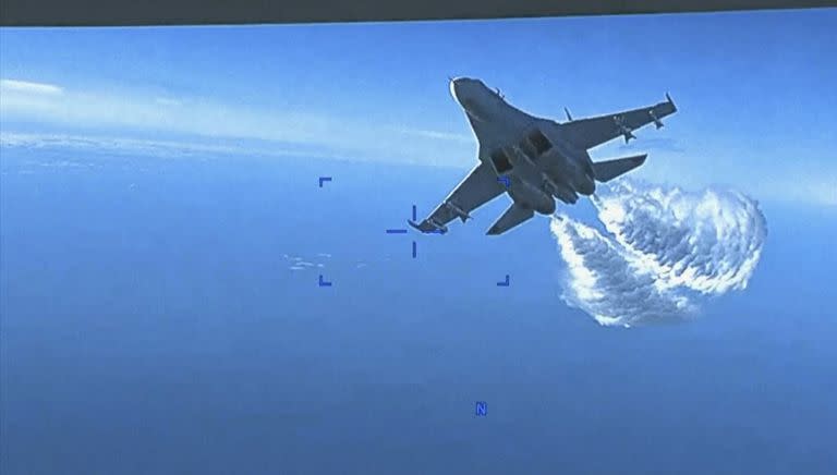 Esta foto tomada de un video publicado el jueves 16 de marzo de 2023 muestra un Su-27 ruso acercándose a la parte trasera del dron MQ-9 y comenzando a liberar combustible