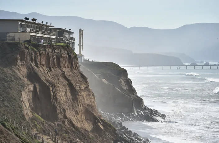 Suben los océanos, se caen las casas: el sueño de la casa en la playa en California se está convirtiendo en una pesadilla