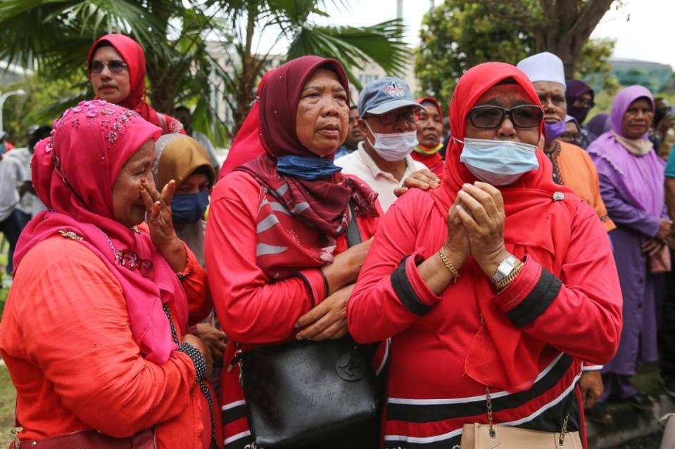 Datuk Seri Najib Razak's supporters cry outside the Federal Court in Putrajaya, August 23, 2022. — Picture by Yusof Mat Isa