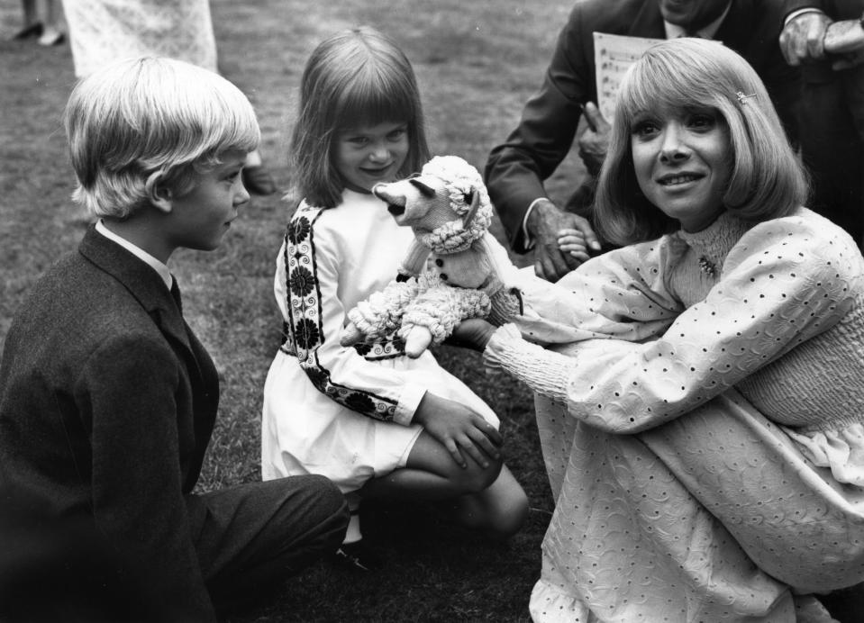 27th July 1971:  US ventriloquist, puppeteer and author Shari Lewis (right) entertains George, Earl of St Andrews, and his sister Lady Helen Windsor, children of the Duke and Duchess of Kent, with her puppet Lamb Chop.  (Photo by Keystone/Getty Images)