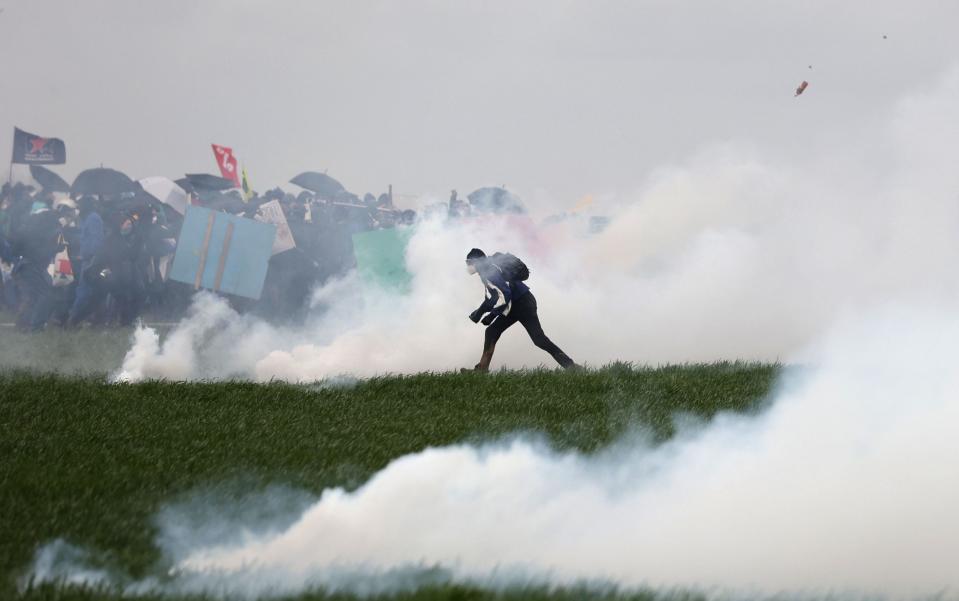  Protestors surrounded by tear gas, clash with riot mobile gendarmes - AFP