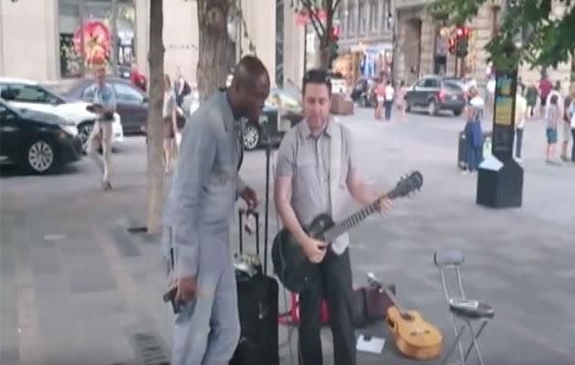 Seal surprised a busking fan in Montreal by asking him to sing together. Photo: YouTube