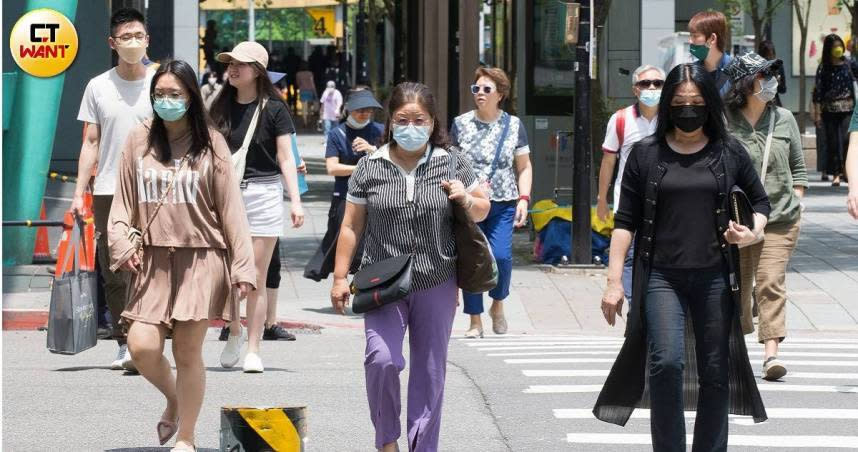 今天（17日）上半天水氣減少，各地為晴到多雲的天氣。（圖／黃威彬攝）