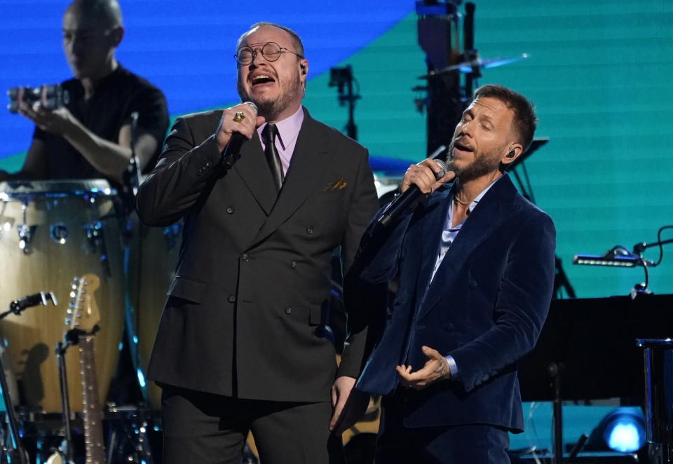 Leonel Garcia, izquierda, y Noel Schajris de Sin Bandera cantan "Donde estará mi primavera" en la gala en honor a Marco Antonio Solís, Persona del Año 2022 de la Academia Latina de la Grabación, en la Arena Mandalay Bay Michelob Ultra el 16 de noviembre de 2022 en Las Vegas. (Foto AP Photo/Chris Pizzello)