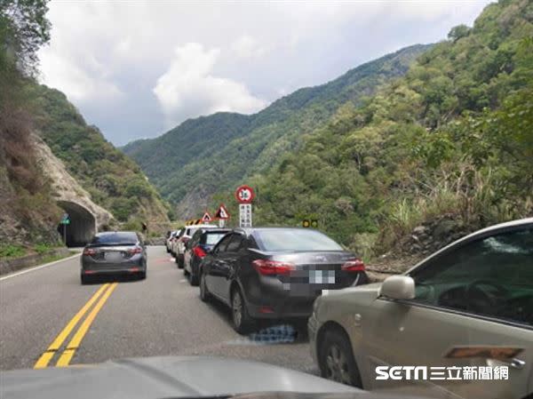 白楊步道入口附近路上停滿車輛，導致用路人被迫逆向。（圖／中橫路況交通資訊站授權提供）