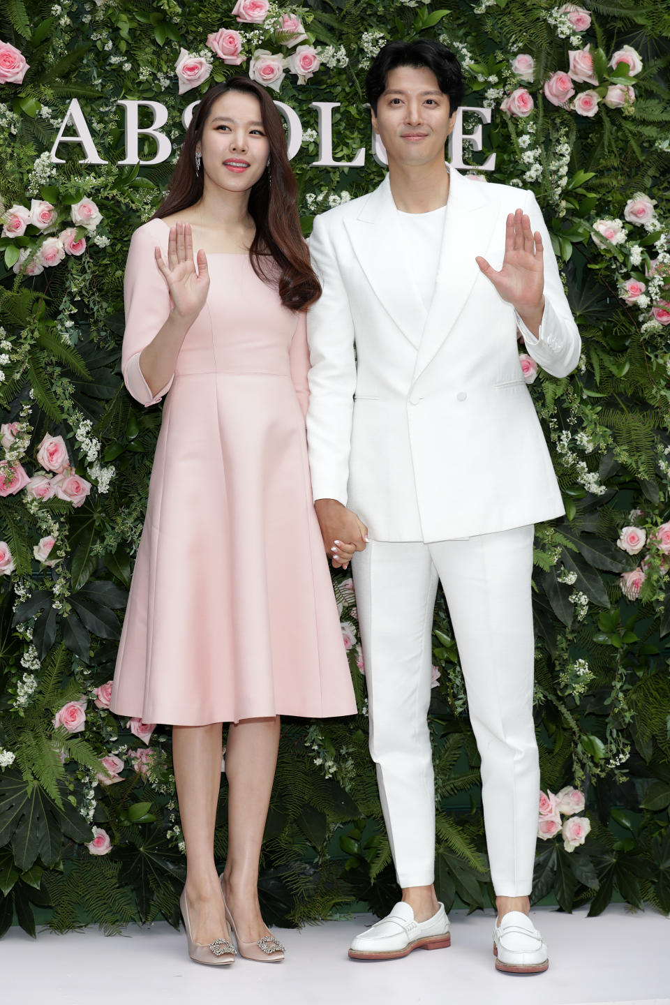 Korean Stars Lee Dong Gun And Jo Yoon Hee Split After 3 Year Marriage